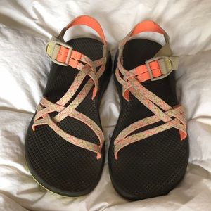 ‼️ size 9 coral ,yellow & creme chacos ‼️